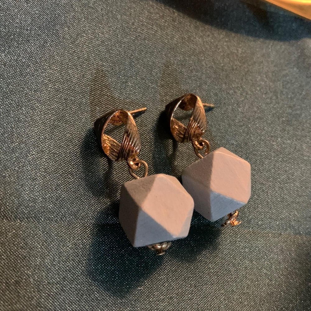 ♥️$5/20♥️ Vintage Blue+ Gold tone earrings